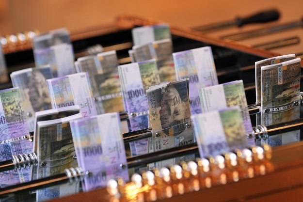 Jedną z najbardziej przewartościowanych walut względem dolara jest frank szwajcarski /AFP