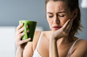 Jedna z najgorszych dolegliwości bólowych. Jak domowymi sposobami radzić sobie z bólem zęba? 