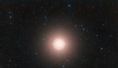 Jedna z najjaśniejszych gwiazd na niebie dziwnie się zachowuje. Znamy powód