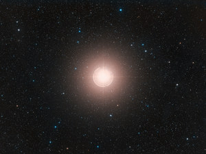 Jedna z najjaśniejszych gwiazd na niebie z nową teorią powstania