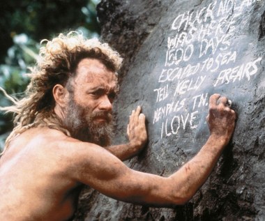 Jedną z najlepiej zapamiętanych ról Hanksa jest także występ w filmie "Cast Away: Poza światem" z 2000 roku.  

Pędzące w zawrotnym tempie życie Chucka zmienia się gwałtownie kiedy samolot, którym leciał, rozbija się, a on ląduje na odległej wyspie. Pozbawiony podstawowych środków do życia, musi walczyć o przetrwanie i stawić czoła emocjonalnym wyzwaniom izolacji. Po czterech latach Chuck wraca do cywilizacji jako zupełnie odmieniony człowiek. Zdaje sobie sprawę, że utrata wszystkiego, co kiedyś uważał za ważne, była najlepszą rzeczą, jaka mogła mu się przytrafić. 

Zdobywca nagrody Amerykańskiej Akademii Filmowej Robert Zemeckis oraz dwukrotnie nagrodzony Oskarem Tom Hanks po raz kolejny podjęli współpracę, by opowiedzieć historię o błogosławieństwach i okrucieństwach losu oraz możliwościach przetrwania ludzkiego ducha.