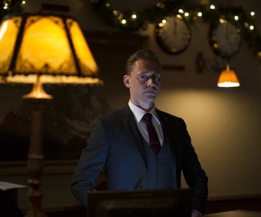 Jedną z najlepszych kreacji w karierze Toma Hiddlestona jest tytułowa rola w serialu BBC "Nocny recepcjonista" - ekranizacji  powieści sensacyjnej Johna le Carré. Aktor zagrał Jonathana Pine'a - pracownika luksusowego hotelu w Zurichu, który w przeszłości był żołnierzem oddziałów specjalnych w Irlandii Północnej. Teraz, jako członek brytyjskiego wywiadu, bierze udział w akcji przeciwko jednemu z najpotężniejszych handlarzy broni.

Za rolę w serialu "Nocny recepcjonista" Hiddleston został nagrodzony Złotym Globem.