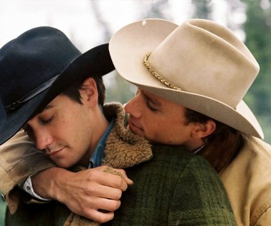 Jedną z najlepszych ról Jake'a Gyllenhaala pozostaje występ w głośnym filmie Anga Lee "Tajemnica Brokeback Mountain". "Pierwszy raz grałem postać przedstawioną w dłuższym okresie czasu. Ang uświadamiał mi, że nie chodzi tylko o odpowiednią charakteryzację czy ubranie, ale także głos, ruchy, zachowanie. Dzięki niemu czułem się silniejszy" - zwierzał się aktor.

Opowiadający o homoerotycznej fascynacji między dwoma kowbojami obraz otrzymał aż dziewięć nominacji do Oscara, w tym dla Gyllenhalla w kategorii "najlepszy aktor drugoplanowy". Do dziś jest to jedyna nominacja aktora do nagrody Akademii.