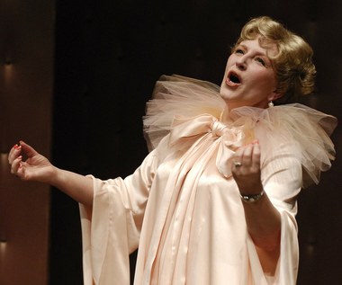 Jedną z najlepszych scenicznych kreacji Krystyny Jandy pozostaje tytułowa rola w "Boskiej!" Petera Quiltera w w przedstawieniu Andrzeja Domalika (2007).

Aktorka wcieliła się Amerykankę Florence Foster Jenkins - autentyczną postać, która zapisała się w historii jako... najgorsza śpiewaczka operowa świata. Nie miała za grosz talentu, ale nie przyjmowała tego do wiadomości. Była do tego na tyle uparta i bogata, by nagrywać swoje pieśni i organizować sobie recitale. W końcu stała się postacią kultową...

"To historia o tym, że warto walczyć o spełnienie marzeń, nawet tych najdziwniejszych" - mówiła aktorka.