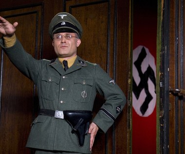 Jedną z najlepszych serialowych kreacji Przemysława Bluszcza pozostaje gestapowiec Rappke w „Czasie honoru”. Aktor przyznaje, że granie w niemieckim mundurze "to specyficzne uczucie". 

"Człowiek dostaje innej masy, energii, nie wiem, jak to działa! Słyszałem o tym, ale nie wierzyłem, a potem przekonałem się na własnej skórze. Na dodatek te mundury były szyte z ciepłej wełny, więc po całym dniu zdjęciowym wcale nie było wesoło! Wtedy i zło mogło z człowieka wyjść" - uważa Bluszcz.