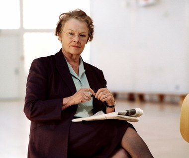 Jedną z najlepszych w karierze kreacji Dench stworzyła w filmie Richarda Eyre zatytułowanym "Notatki o skandalu" (2006). W ekranizacji powieści Zoe Heller wcieliła się w doświadczoną nauczycielkę, która staje się świadkiem romansu pomiędzy 40-letnią koleżanką z pracy i 15-letnim uczniem.