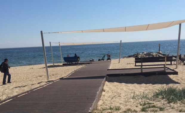 Jedna z najpiękniejszych w Polsce plaż jest już dostępna dla niepełnosprawnych