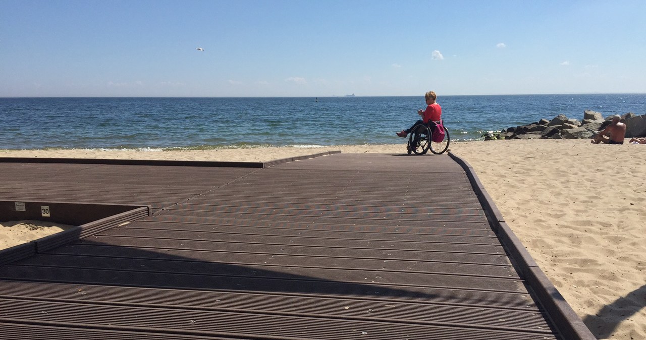 Jedna z najpiękniejszych w Polsce plaż jest już dostępna dla niepełnosprawnych