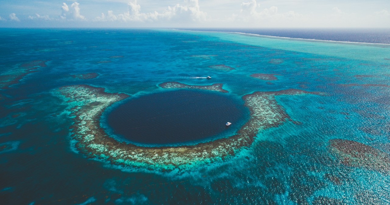 Jedna z najsławniejszych "niebieskich dziur" na świecie -  Great Blue Hole /@worldexplo2023 /Twitter