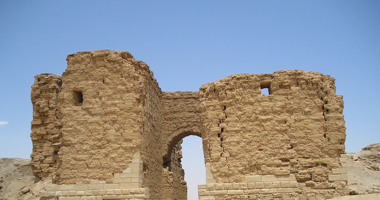 Jedną z najważniejszych ruin Dura Europos jest Brama Palmirska, będąca głównym wejściem do miasta. Dzięki projektowi naukowców z Yale niedługo możemy być w stanie zobaczyć ją w pełnej okazałości /Heretiq /Wikipedia