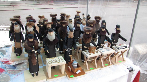 Jedną z największych atrakcji krakowskiego Emaus są drewniane figurki żydowskich grajków /Maciej Grzyb /RMF FM
