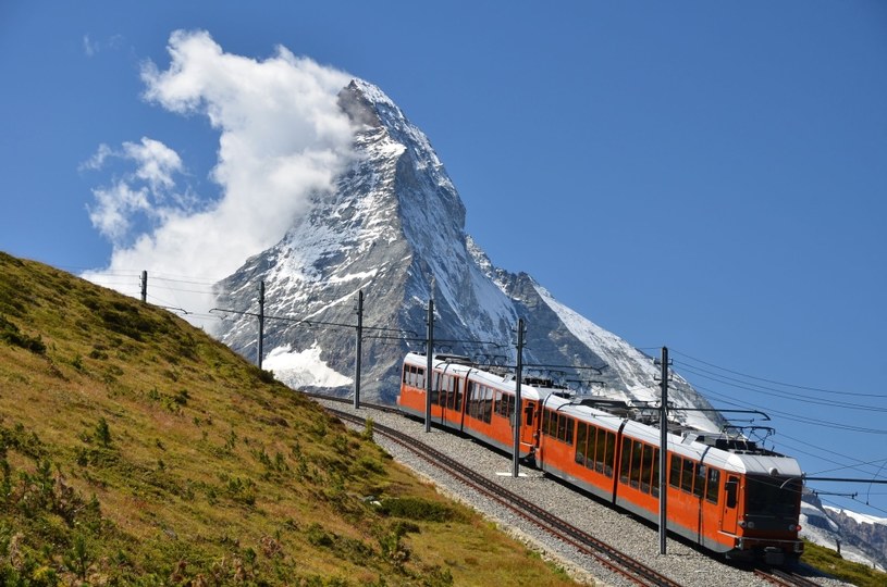 Jedna z największych atrakcji szwajcarskiego Zermatt to kolejka zębata na Gornergrat /123RF/PICSEL