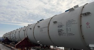 Jedna z nich ma ponad 500 ton. Potężne kolumny w drodze do Orlenu