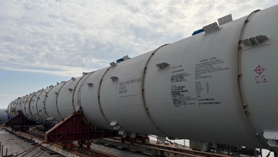 Jedna z nich waży ponad 500 ton. Potężne kolumny w drodze do Orlenu