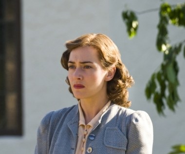 Jedną z nielicznych telewizyjnych kreacji Kate Winslet jest tytułowa rola w mini-serialu HBO "Mildred Pierce" opowiadającym o losach niezależnej kobiety, która w czasach Wielkiego Kryzysu stara się za wszelką cenę zapewnić godne życie sobie i swoim córkom.

"W tej produkcji nie ma nic w skali mini. Jej realizacja była dla mnie najtrudniejszym wyzwaniem od czasów Titanica. W ciągu 16 tygodni mogliśmy równie dobrze nakręcić dwa i pół filmu. Ten projekt bardzo dużo mnie kosztował, ale przyniósł mi także wiele satysfakcji" - wyjaśniła Kate Winslet, która za "Mildred Pierce" otrzymała Złoty Glob oraz statuetkę Emmy.

 

 