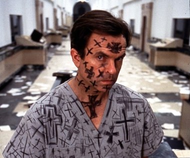 Jedną z niezapomnianych kreacji Neill stworzył w horrorze Johna Carpentera "W paszczy szaleństwa", w którym wcielił się w prywatnego detektywa Johna Trenta, wynajętego do zbadania tajemniczego zniknięcia poczytnego pisarza horrorów tuż przed premierą jego najnowszej książki. W wyniku śledztwa bohater Neilla ląduje jednak w szpitalu psychiatrycznym. 