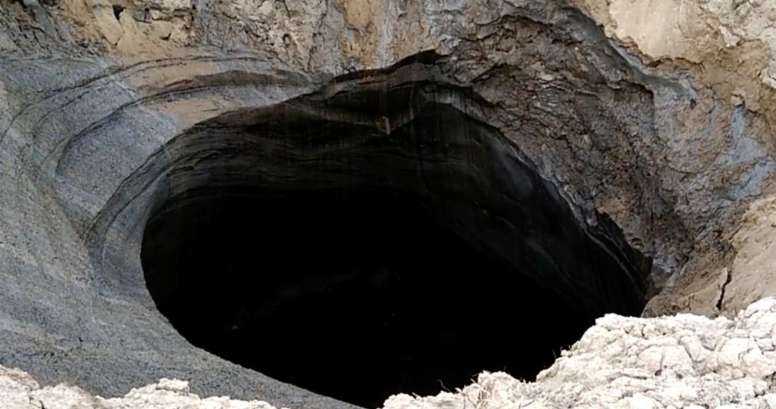 Jedna z nowo powstałych dziur na Syberii / Kadr z umieszczonego w materiale filmu z kanału  Alexander Sokolov and Yamal-Region /materiały prasowe