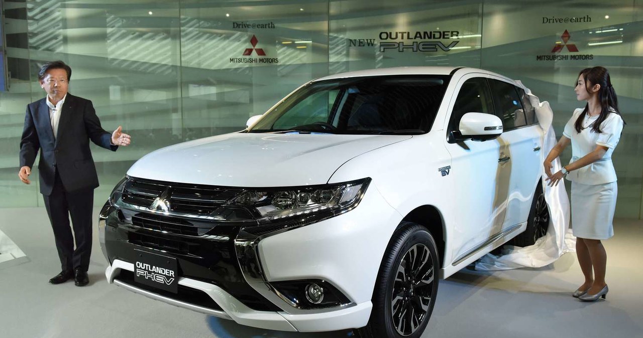 Jedna z "nowych broni" Mitsubishi, czyli Outlander PH-EV /AFP