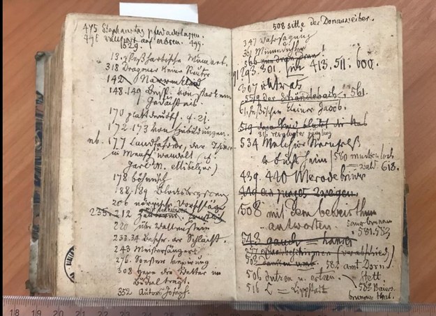Jedna z odnalezionych książek - pierwsze wydanie “Simplicissimusa” z 1699 roku /Uniwersytet Adama Mickiewicza /