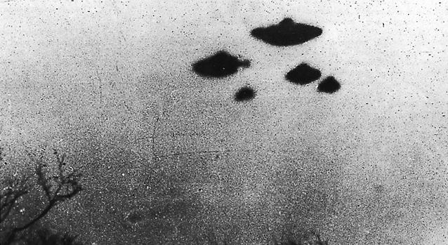 Jedna z odtajnionych fotografii z archiwów CIA - rzekome UFO nad Anglią /materiały prasowe