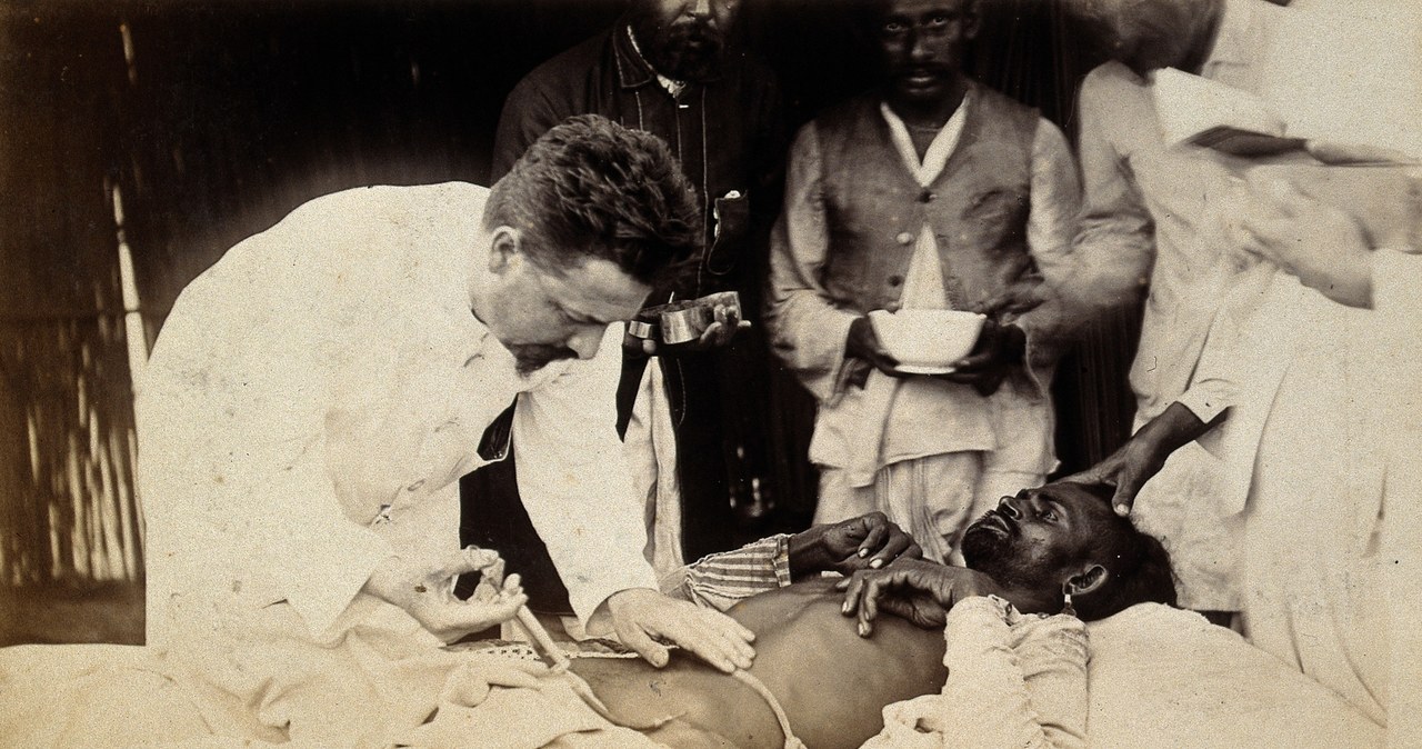 Jedna z ofiar dżumy w Karaczi w 1897 roku /CC BY 4.0 /domena publiczna