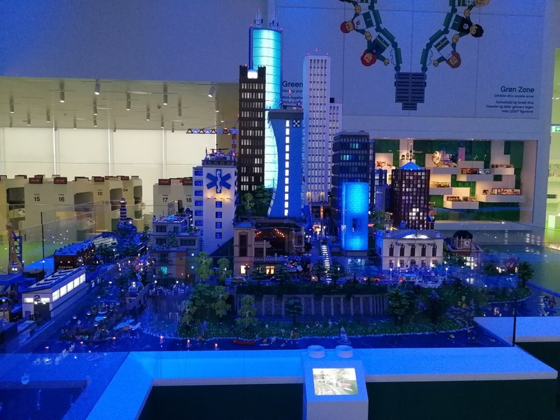 Jedna z olbrzymich makiet w strefie zielonej w LEGO House /Adam Wieczorek /INTERIA.PL