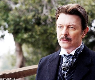 Jedną z ostatnich kinowych kreacji Davida Bowiego była rola Nikoli Tesli w filmie Christophera Nolana "Prestiż" (2006). Dwa lata później mieliśmy okazję zobaczyć go w obrazie "Sierpień" - ostatniej produkcji, w jakiej wziął udział.

 