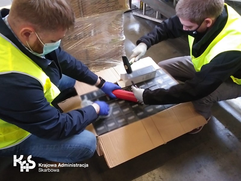 Jedna z paczek wydała się pracownikom lotniska podejrzana. Ich spostrzeżenia potwierdziły służby /Krajowa Administracja Skarbowa /