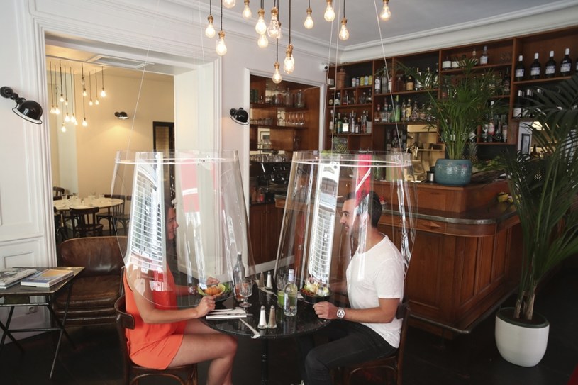 Jedna z paryskich restauracji oferuje swoim klientom plastikowe abażury /Associated Press /East News