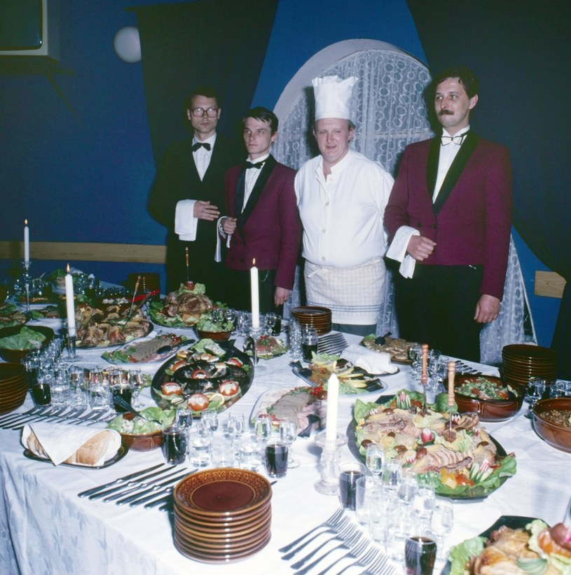 Jedna z pierwszych luksusowych prywatnych restauracji u schyłku PRL-u, restauracja "UFO", Anin, Warszawa, czerwiec 1987 /East News