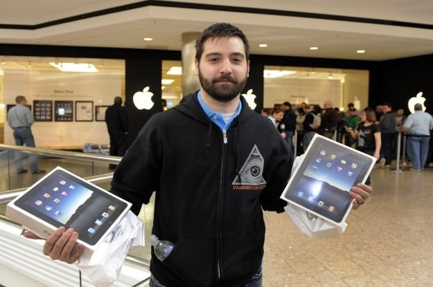 Jedna z pierwszych osób, która kupiła iPada w USA. Do Izraela by go nie wiózł /AFP