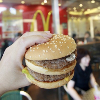 Jedna z plotek głosi, iż mięso w hamburgerach z McDonald's składa się z przemielonych dżdżownic /AFP