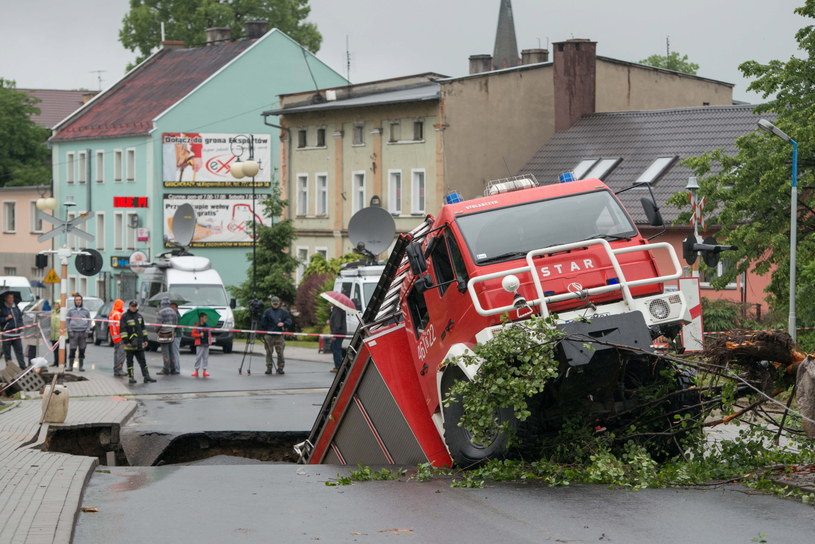 Jedna z podmytych dróg w Głuchołazach zapadła się, a wraz z nią jadący do akcji wóz strażacki /Maciej Kulczyński /PAP