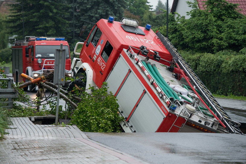 Jedna z podmytych dróg w Głuchołazach zapadła się, a wraz z nią jadący do akcji wóz strażacki /Maciej Kulczyński /PAP
