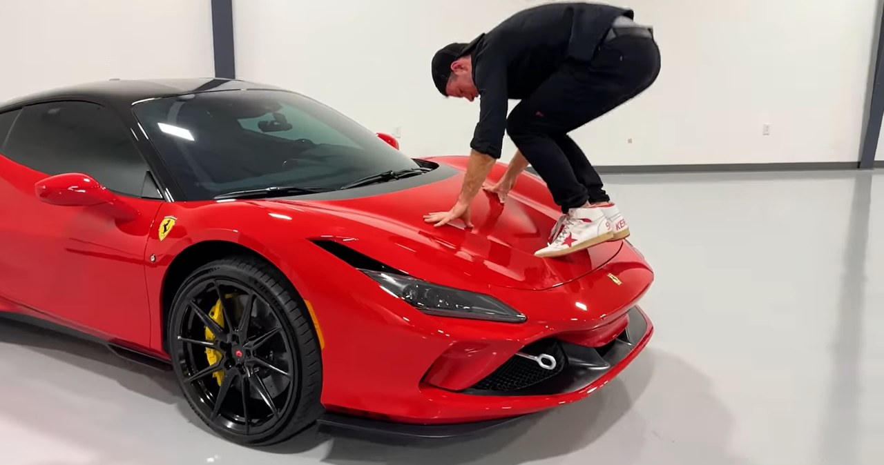 Jedna z prób uszkodzenia Ferrari F8 Tributo w celu otrzymania pozwu od producenta /