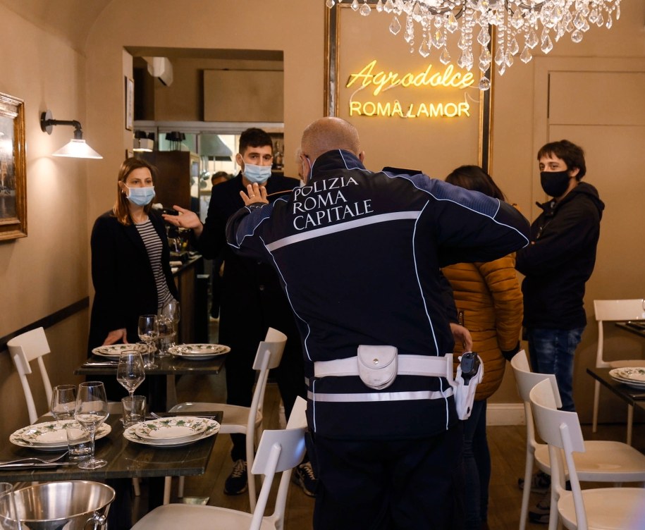 Jedna z restauracji w Rzymie, która wznowiła działalność mimo restrykcji /GIUSEPPE LAMI /PAP/EPA