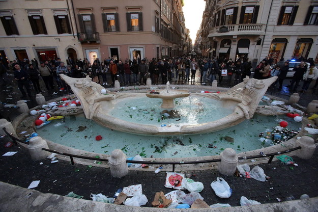 Jedna z rzymskich fontann zniszczona przez pseudokibiców /PAP/EPA/VINCENZO TERSIGNI /PAP/EPA