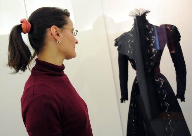 Jedna z sukien Sisi prezentowana na wystawie w Berlinie w maju 2011 roku /Britta Pedersen  /PAP