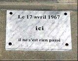 Jedna z tablic na fasadzie kamienicy w XII dzielnicy Paryża /RMF