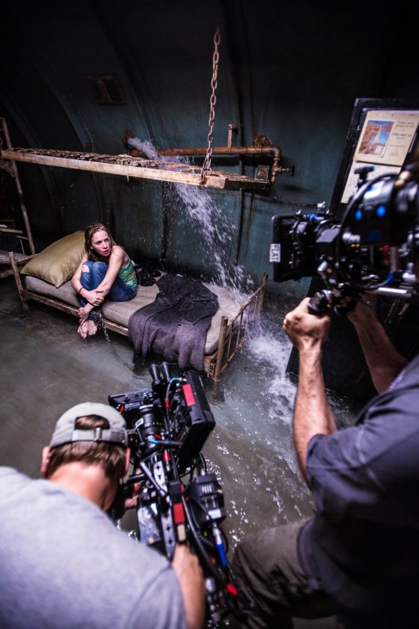 Jedna z trudniejszych scen. Piwnicę, w której Junior przetrzymuje Angie (Britt Robertson), zalewa woda. /Michael Tackett/ CBS /materiały prasowe