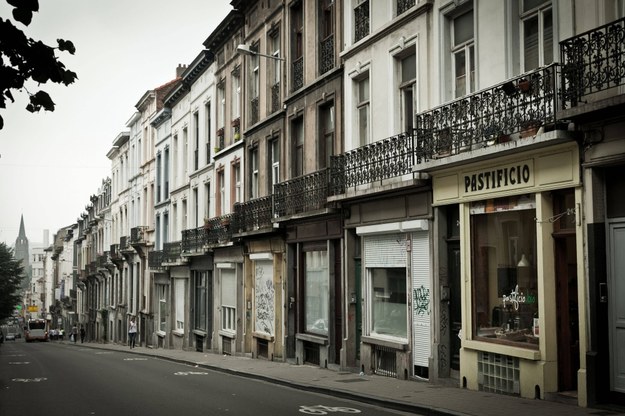 Jedna z ulic brukselskiej dzielnicy Ixelles na zdjęciu ilustracyjnym / 	Moritz Vennemann /PAP/EPA