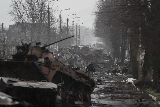 Jedna z ulic w Buczy po wyjściu rosyjskich wojsk /ATEF SAFADI  /PAP/EPA