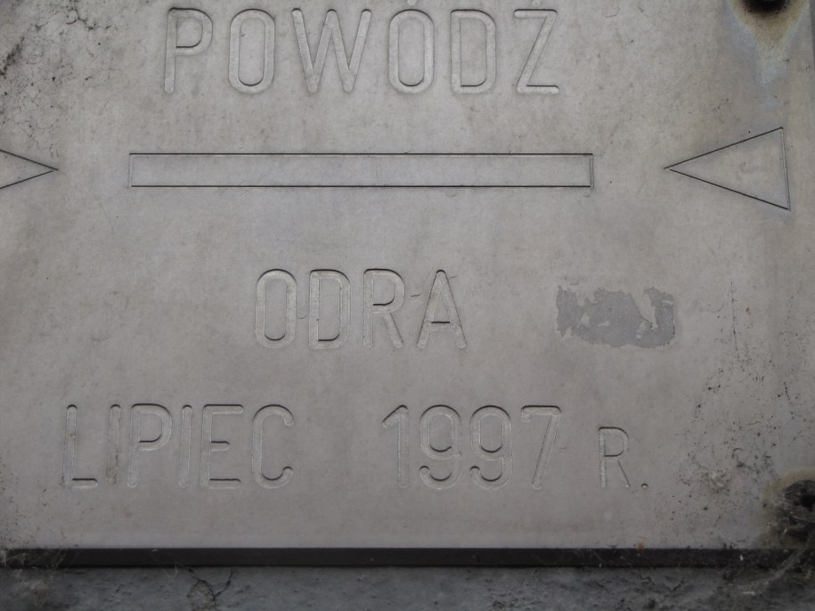 Jedna z wielu tabliczek, przypominających o tragicznej powodzi /Marcin Buczek /RMF FM