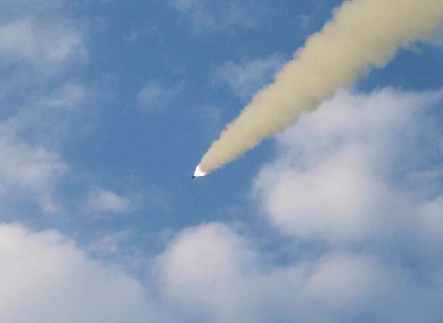 Jedna z wystrzelonych rakiet /RODONG SINMUN  /PAP/EPA