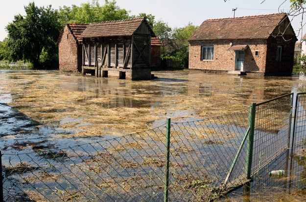 Jedna z zalanych miejscowości w Bośni i Hercegowinie /FEHIM DEMIR /PAP/EPA