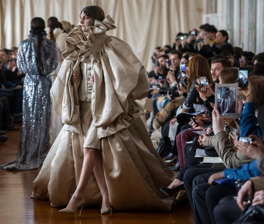 Jedna z zaprezentowanych kreacji /NICOLAS BOUVY  /PAP/EPA