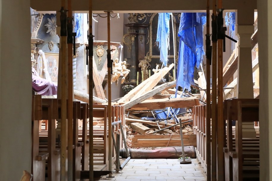 Jedna ze ścian XIV-wiecznego kościoła w Hajdukach Nyskich w Opolskiem zawaliła się w poniedziałek. /Krzysztof Świderski /PAP