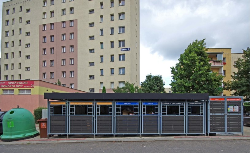 Jedna ze spółdzielni na warszawskim Ursynowie poinformowała, że na mieszkańców ośmiu bloków nałożono karę w wysokości aż 87 tys. zł. Chodzi o nieprawidłowe segregowanie śmieci (zdj. ilustracyjne) /Marek BAZAK/East News /East News