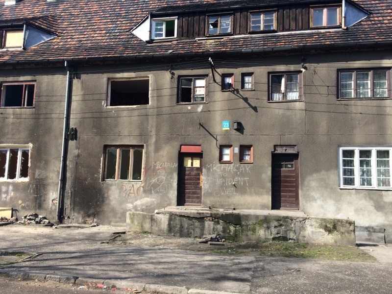Jedna ze zniszczonych kamienic /Anna Kropaczek /RMF FM