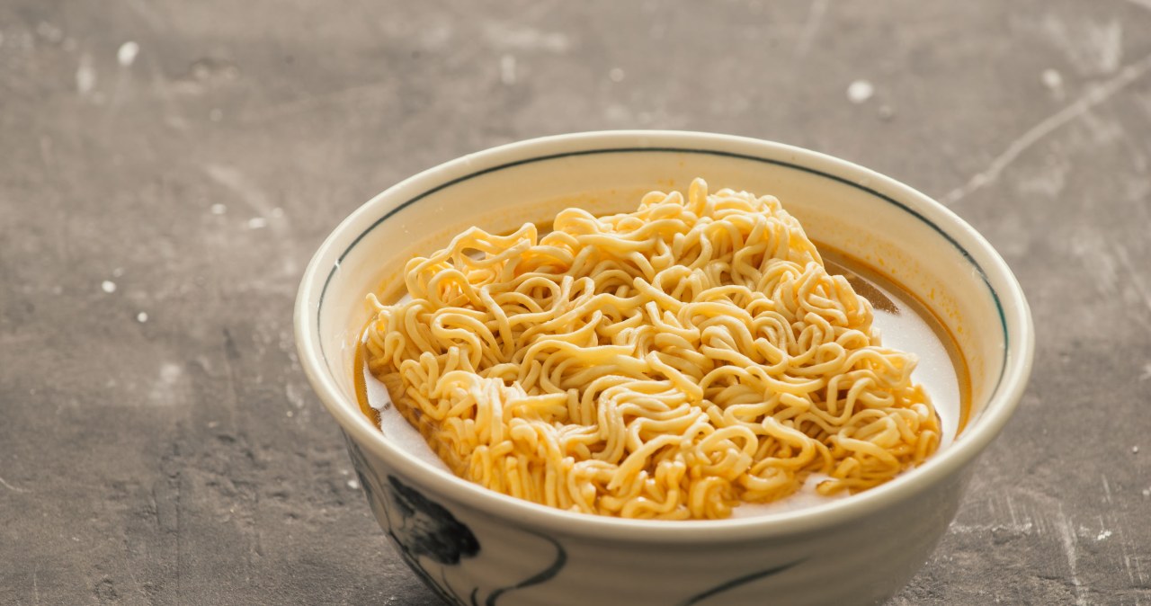 Jedna zupka może zawierać nawet 6 g soli, podczas gdy dopuszczalna dawka nie powinna przekraczać 5 g na dobę /123RF/PICSEL